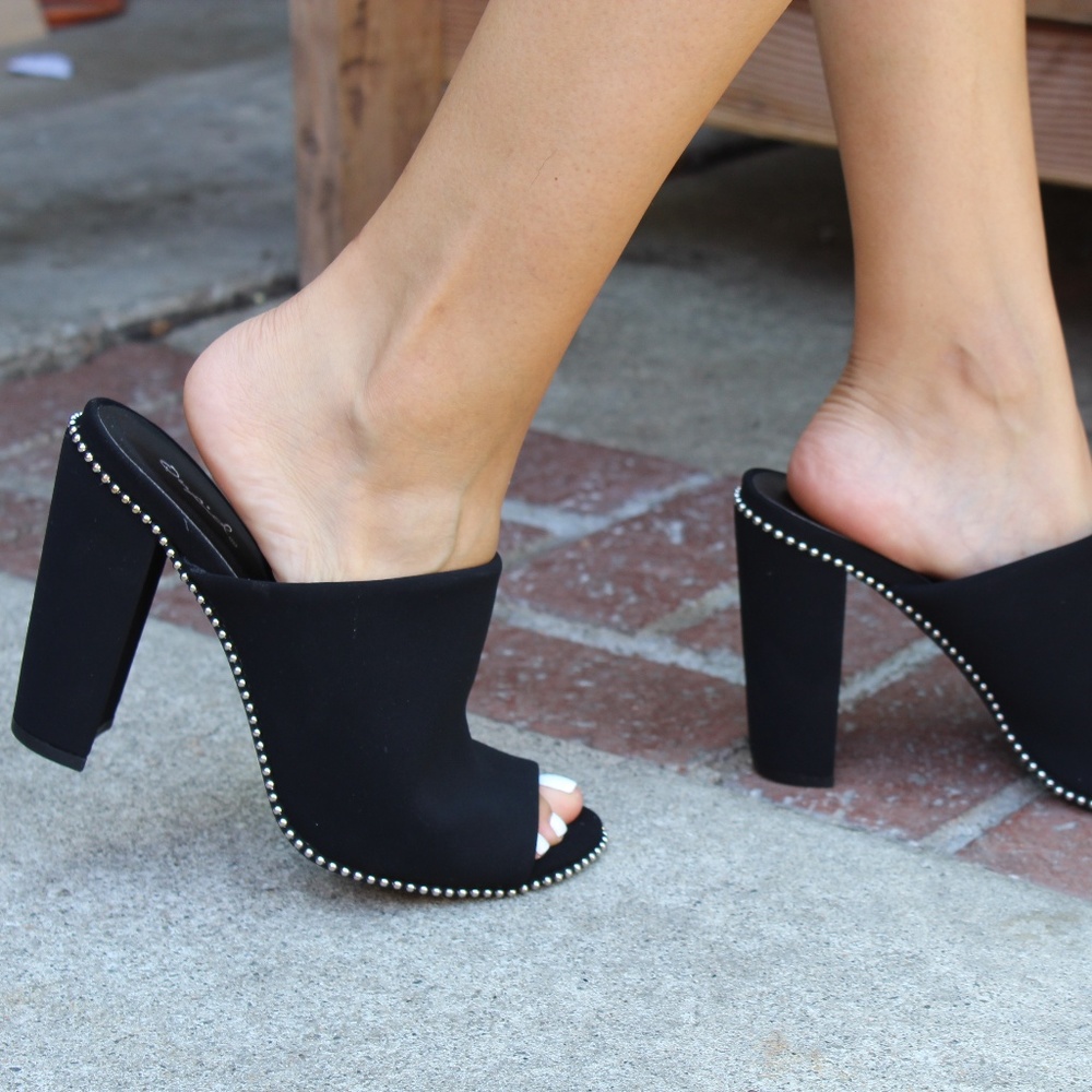 🚨LAST PAIR!//The Tess// Black studded Mule - Picture 2 of 6